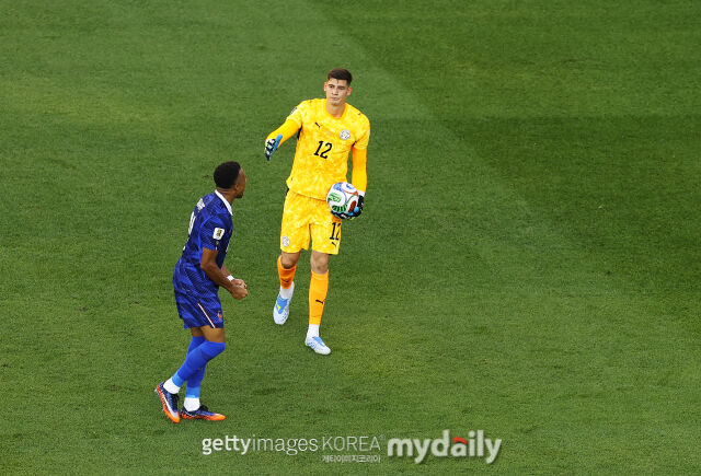 올란도 힐(오른쪽)이 5일(한국시각) 미국 펜실베이니아주 필라델피아의 필라델피아 스타디움에서 열린 2026 국제축구연맹(FIFA) 북중미 월드컵 16강 프랑스와의 맞대결에서 0-1로 패배한 뒤 킬리안 음바페에게 악수를 제안하고 있다. /게티이미지코리아