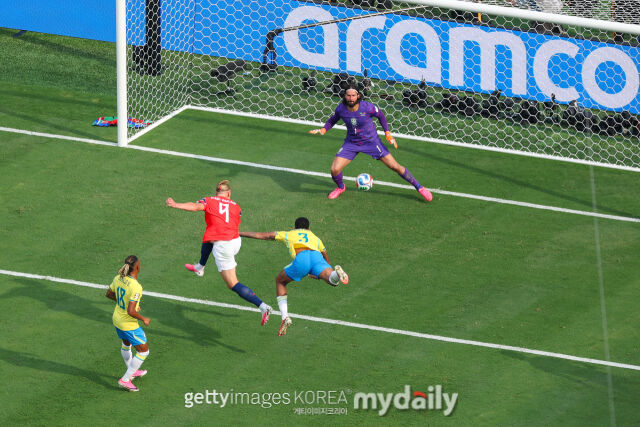 홀란드가 브라질과의 북중미월드컵 16강전에서 선제골을 터뜨렸다./게티이미지코리아