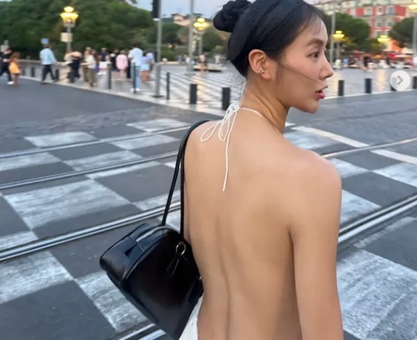 소유는 프랑스 이국적인 풍경을 배경으로 과감한 노출이 돋보이는 화이트 백리스 드레스를 착용해 눈길을 끌었다./소유 소셜미디어