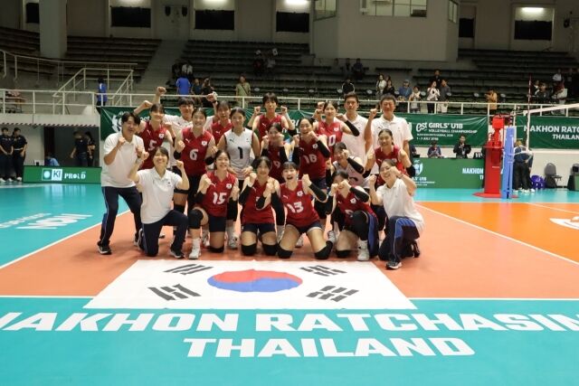 한국 U18 여자배구 대표팀이 3일 태국에서 열린 2026 아시아배구연맹(AVC) 아시아선수권 대만과 조별리 경기를 승리로 마친 뒤 '승리 인증샷'을 촬영하고 있다./AVC 제공