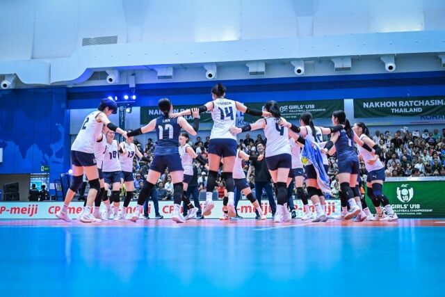 한국 U18 여자배구 대표팀이 5일 태국에서 열린 2026 아시아배구연맹(AVC) 아시아선수권 4강 진출을 확정짓고 환호하고 있다./AVC 제공