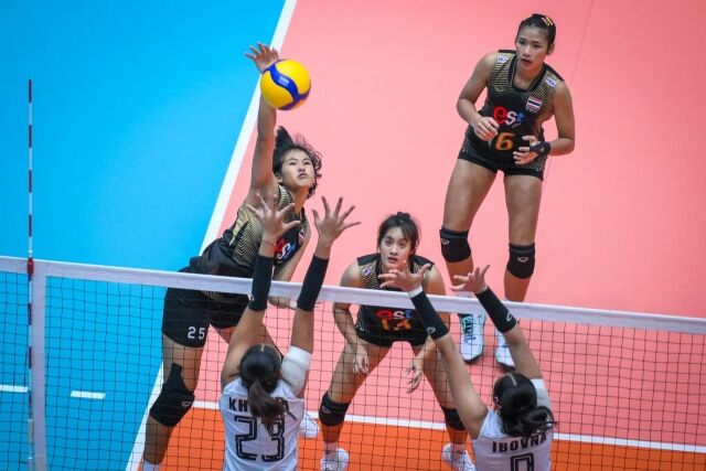 태국 U18 여자배구 대표팀이 5일 안방에서 열린 2026 아시아배구연맹(AVC) 아시아선수권 8강전에서 인도네시아와 경기를 펼치고 있다./AVC 제공
