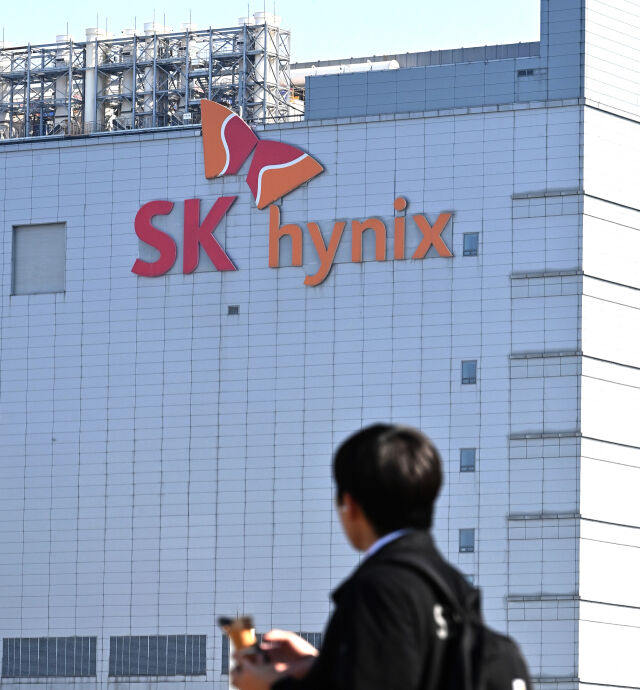 SK하이닉스가 290억달러(약 44조2000억원) 규모의 미국예탁증서(ADR) 상장을 추진하며 미국 자본시장 공략에 나선다. 사진은 경기 이천시 SK 하이닉스 본사 모습. /뉴시스