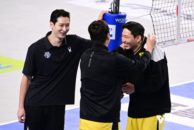 (왼쪽부터) 문성민과 박상하, 황택의가 2025년 12월 31일 천안 유관순체육관에서 2025-2026 V-리그 정규리그 맞대결을 앞두고 이야기를 나누고 있다./KOVO 제공