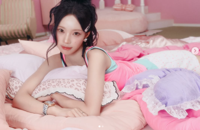 최근 신인 걸그룹 ‘리센느(RESCENE)’의 멤버 원이(본명 정원이)가 예능 콘텐츠에서 사용한 사투리 한마디가 대한민국을 ‘이념 검증’의 소용돌이로 몰아넣고 있다./리센느 소셜미디어