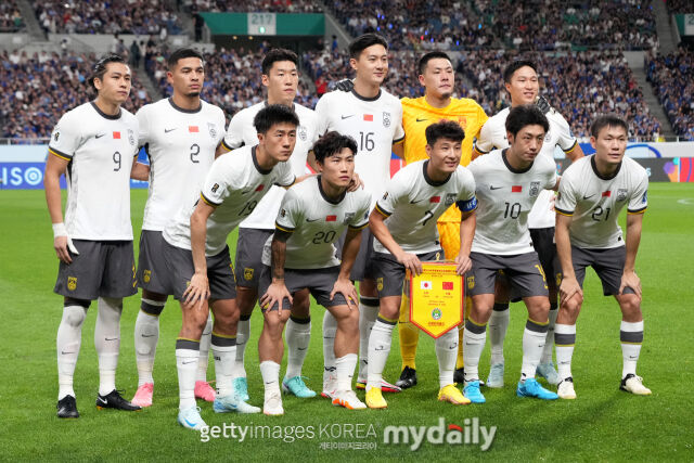 중국 대표팀 선수단이 일본과의 북중미월드컵 아시아지역 예선 경기를 앞두고 기념촬영을 하고 있다./게티이미지코리아