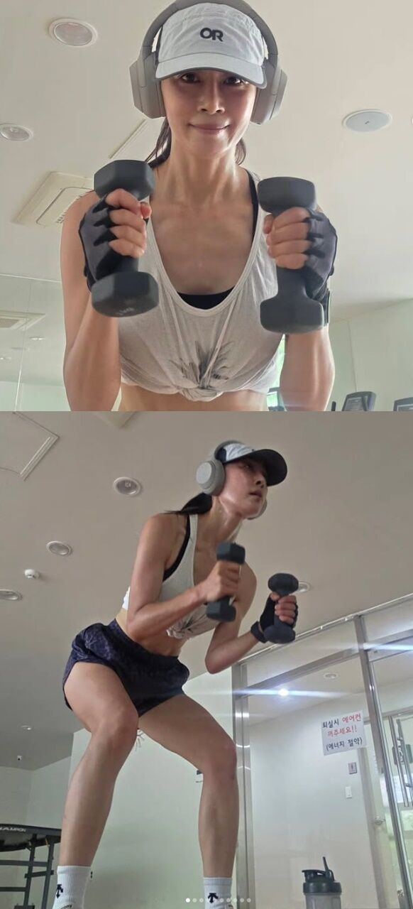 배우 문정희(50)가 나이를 무색하게 만드는 완벽한 명품 몸매를 선보이며 '자기관리의 정석'을 증명했다./문정희 소셜미디어