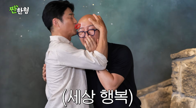 지진희는 곧바로 다가와 홍석천의 머리에 자연스럽게 입을 맞추며 인사를 건넸고, 홍석천은 환한 미소와 함께 깊은 감동을 표했다./ 유튜브 채널 ‘짠한형 신동엽’