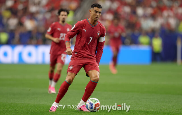 포르투갈이 7일 댈러스 스타디움에서 열린 스페인과의 '2026 국제축구연맹(FIFA) 북중미 월드컵' 16강전에서 0-1로 패했다. 드리블을 하고 있는 크리스티아누 호날두./게티이미지코리아