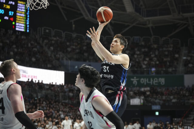 장재석이 7월 6일 고양 소노 아레나에서 열린 일본과의 경기에서 슛을 하고 있다./대한민국농구협회 제공
