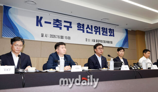 6일 오후 서울 잠실 올림픽파크텔에서 진행된 'K-축구 혁신위원회' 출범식에서 최휘영 문화체육관광부 장관(가운데)이 모두발언을 하고 있다./마이데일리