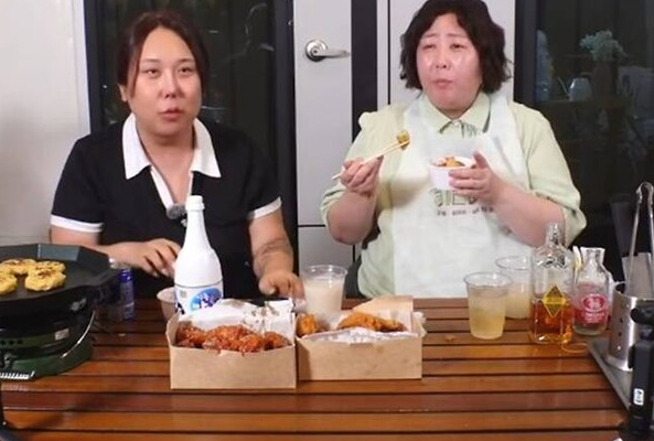 지난 6일 유튜브 채널 '풍자테레비'에는 "풍기루의 만칼로리 돼지파티 신기루의 냅다까라 망한 연애상담"이라는 제목의 영상이 업로드됐다. 이날 게스트로 출연한 신기루와 풍자는 함께 고기와 술을 즐기며 상담 콘텐츠를 진행했다. /유튜브 채널 '풍자테레비'