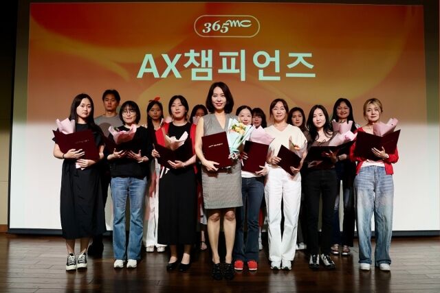 365mc가 지난달 24일 서울성모병원 대강당에서 인공지능 혁신 조직 'AX 챔피언즈' 출범식을 가졌다. 사진은 최지현 초대 CAIO(가운데)와 AX챔피언들이 기념촬영을 하는 모습. /365mc