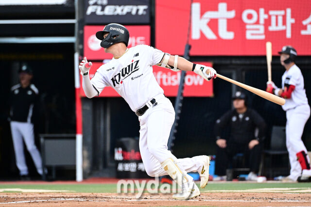 KT 배정대가 2회말 1사 2.3루서 2타점 3루타를 치고 있다./수원=유진형 기자