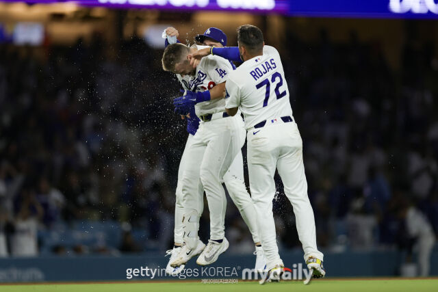 러싱이 7일 콜로라도와 경기에서 끝내기 안타를 터뜨린 후 동료들의 축하를 받고 있다. /게티이미지코리아