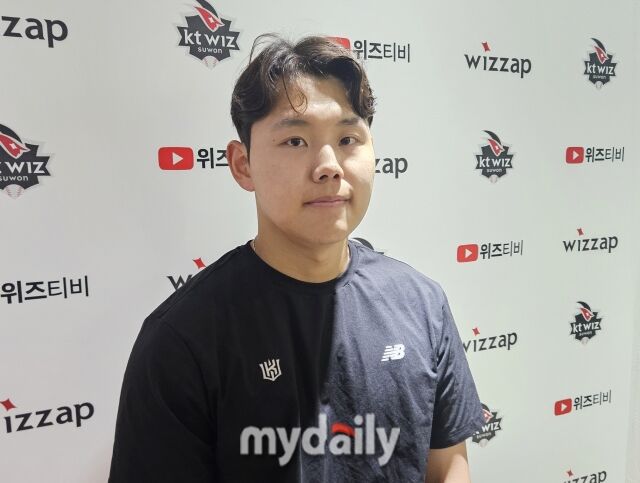 소형준이 인터뷰 후 포즈를 취하고 있다./수원=심혜진 기자