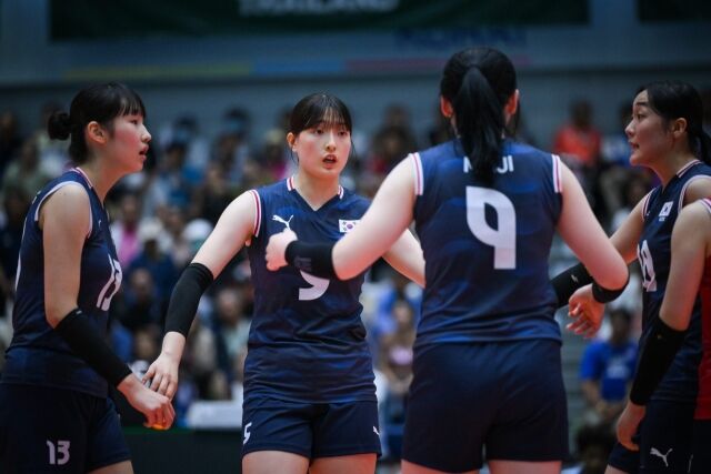 한국 U18 여자배구 대표팀이 7일 태국에서 열린 2026 아시아배구연맹(AVC) 아시아선수권 중국과 결승전에서 서로 이야기를 나누고 있다./AVC 제공