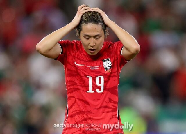 대한민국 축구대표팀은 지난달 25일 몬테레이 스타디움에서 열린 남아공과의 2026 북중미 월드컵 A조 조별리그 3차전에서 0-1로 패배하며 32강 진출에 실패했다. 패배 후 아쉬워하고 있는 이강인./게티이미지코리아