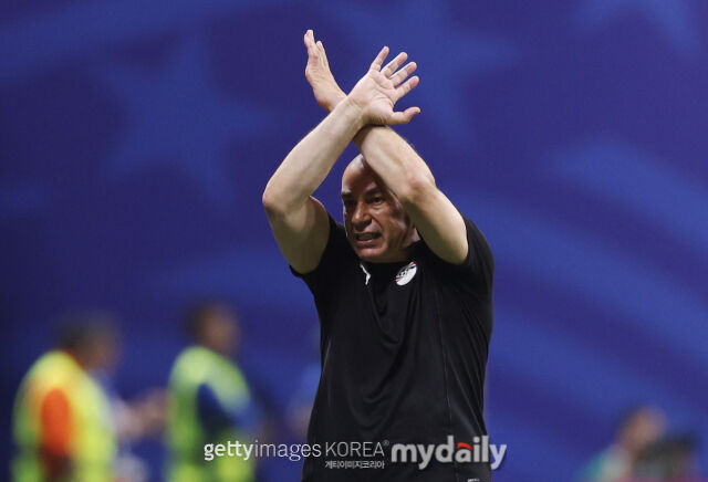 호삼 하산 이집트 축구 대표팀 감독이 8일 오전 1시(한국시각) 미국 조지아주 애틀랜타의 애틀랜타 스타디움에서 열린 2026 국제축구연맹(FIFA) 북중미 월드컵 16강 아르헨티나와의 맞대결에서 2-3으로 패배한 뒤 불만을 표출했다. /게티이미지코리아