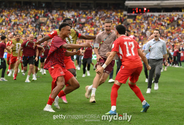스위스가 BC 플레이스 밴쿠버에서 열린 '2026 국제축구연맹(FIFA) 북중미 월드컵' 콜롬비아와의 16강전에서 연장전까지 0-0으로 승부를 가리지 못한 뒤, 승부차기 스코어 4-3으로 승리했다. 승리한 뒤 기뻐하고 있는 스위스 선수들./게티이미지코리아