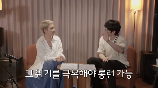 이소라가 건강 문제로 몸무게를 크게 감량한 사실을 밝히며 예전 같지 않은 몸 상태에 대한 고민을 털어놨다. / 유튜브 채널 '성시경 SUNG SI KYUNG'