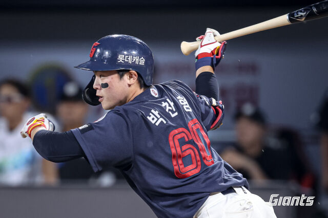 롯데 자이언츠 박찬형이 지난 5일 열린 KT 위즈와 원정 경기에서 안타를 치고 있다./롯데 자이언츠 제공