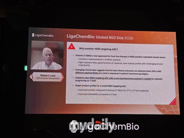 8일 서울 여의도 콘래드 호텔에서 열린 ‘리가켐바이오 R&D 데이 2026’에서 로버트 러츠 익수다 테라퓨틱스 최고과학책임자(CSO)가 리가켐바이오 기술을 적용한 HER2 표적 ADC에 대해 설명하고 있다. /이호빈 기자