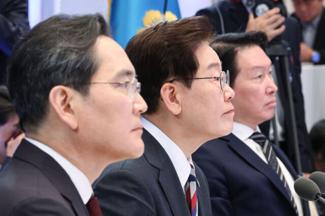 한국 경제가 반도체 수출 호조로 5월 386억1000만달러의 대규모 경상수지 흑자를 기록했지만 외국인의 국내 주식투자는 큰 폭으로 감소한 것으로 나타났다. 사진 왼쪽부터 이재용 삼성전자 회장, 이재명 대통령, 최태원 SK 회장. /뉴시스