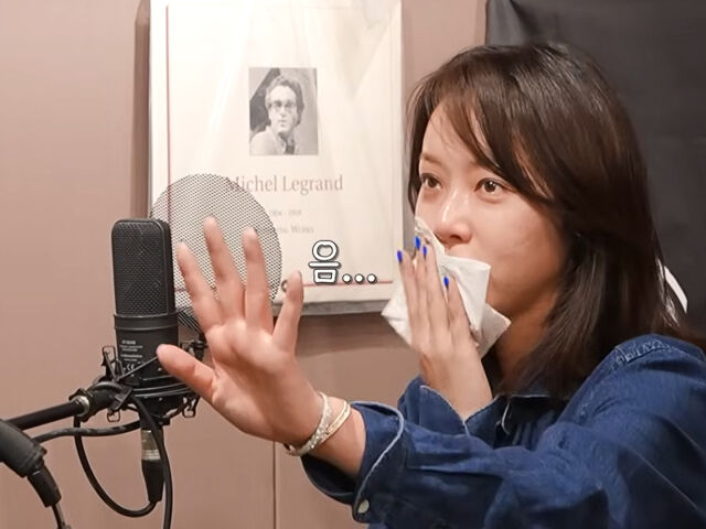 황정음이 노래를 부르던 중 울었다. / 유튜브 '황정음'