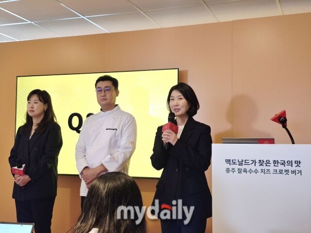 간담회 세션이 끝난 후 이어진 Q&A 시간에 (왼쪽부터) 성정화 마케팅팀 이사, 백창호 메뉴팀 팀장, 심나리 홍보·대외협력팀 상무가 취재진의 질문에 답하고 있다. /방금숙 기자