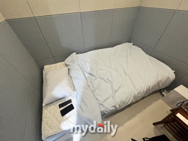 나비엔 응급숨표센터에 마련된 ‘숙면 집중 치료실’. 방문객은 경동나비엔의 숙면매트 사계절을 이용해 개인 맞춤 온도를 설정하고 휴식을 취할 수 있다. /심지원 기자