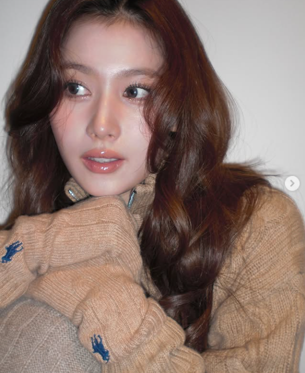 8일 소속사 JYP엔터테인먼트 관계자는 "사나가 새 영화 '냥이'(가제)에 주연으로 출연을 확정했다"라고 공식 입장을 발표했다. /사나 소셜미디어