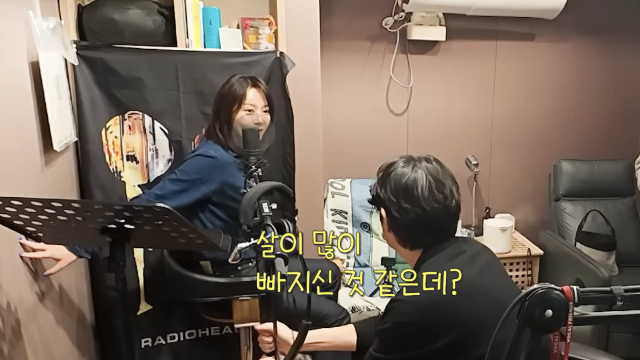황정음이 연이은 힘든 시간을 보내며 보컬 레슨 도중 이별 노래 가사에 깊이 몰입해 눈물을 쏟았다. / 유튜브 채널 '황정음'