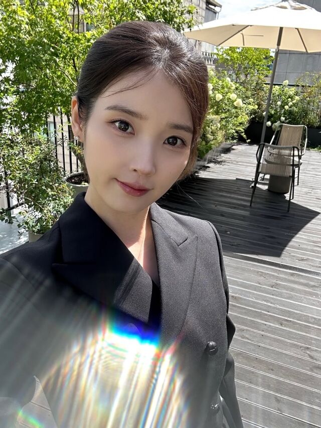 아이유가 약 두 달 만에 공식 근황을 전하며 팬들과 만났다. / 아이유 공식 SNS