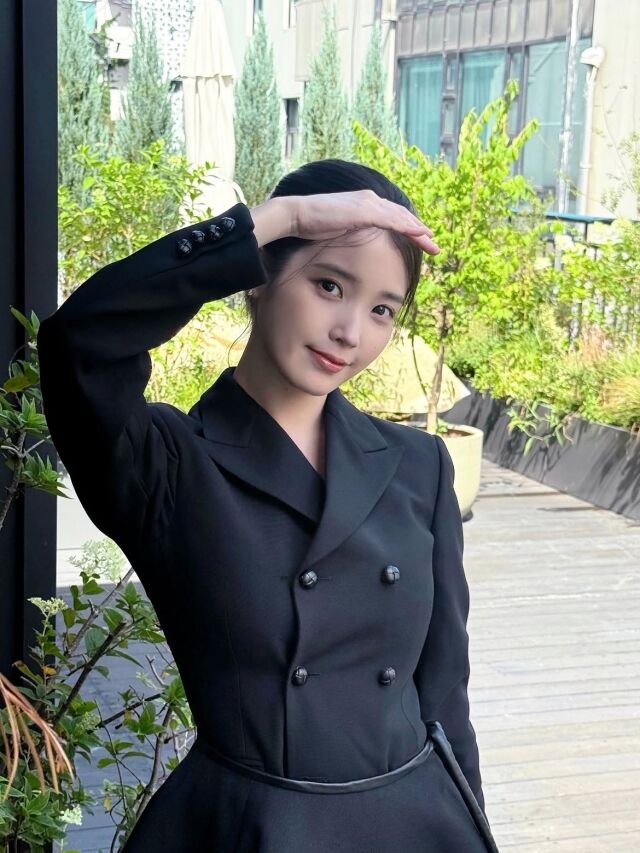 아이유가 약 두 달 만에 공식 근황을 전하며 팬들과 만났다. / 아이유 공식 SNS