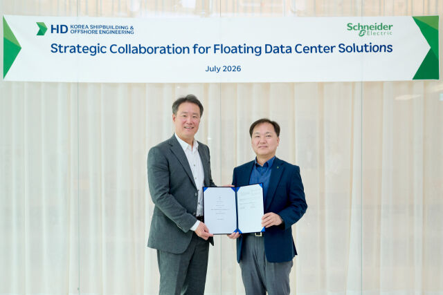 지난 7일 경기도 성남 HD현대 글로벌R&D센터에서 김형관 HD한국조선해양 김형관 대표(오른쪽)과 권지웅 슈나이더 일렉트릭코리아 대표가 ‘부유식 데이터센터 인프라 기술 공동개발을 위한 업무협약’을 체결한 뒤 기념촬영을 하고 있다. /HD현대