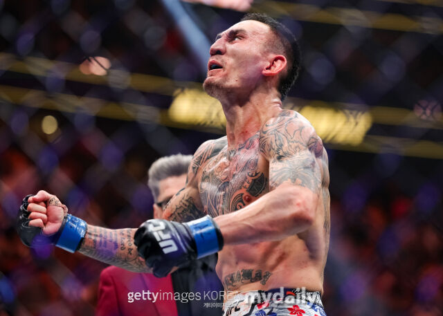 할로웨이가 UFC 329에서 맥그리거와 격돌한다. 2024년 4월 UFC 300에서 게이치를 꺾고 포효하는 할로웨이. /게티이미지코리아