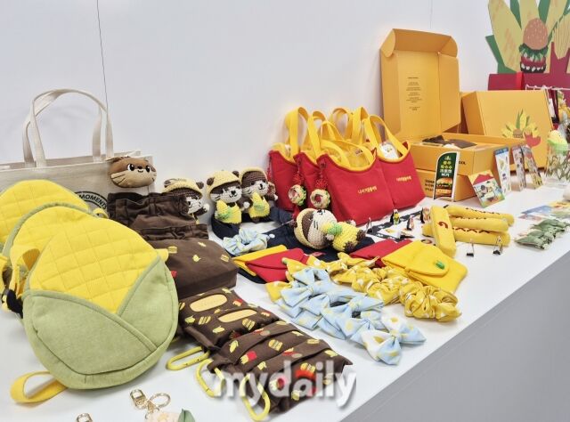맥도날드가 지원하는 충주 원도심 청년몰 '다붓다붓'의 청년 창작자들이 제작한 로컬 굿즈. /방금숙 기자
