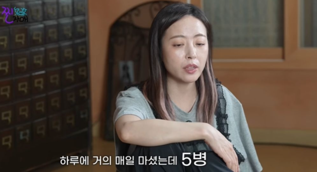 과거 방송에서 최고 주량이 "소주 9병"이라고 담담히 밝혀 동료 연예인들을 경악하게 만들었던 연예계 대표 애주가 심은진은 이날도 남다른 주량을 인증했다./유튜브 채널 ‘심은진 이희진 찐자매 크로스’