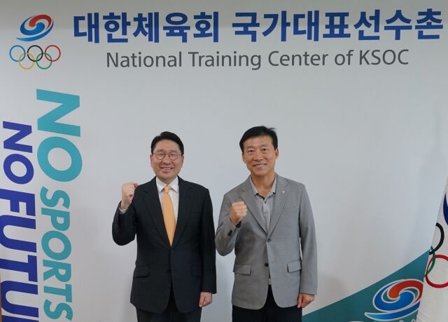 이상현 단장(왼쪽)과 김택수 촌장이 파이팅을 외치고 있다. /대한체육회 제공