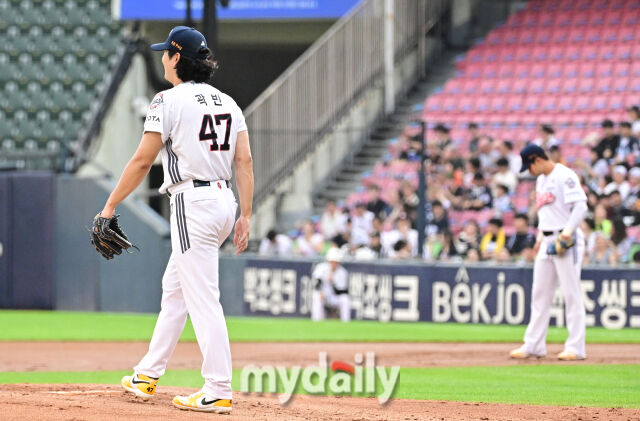 2026년 7월 8일 오후 서울 잠실구장에서 열린 '2026 신한 SOL KBO리그' SSG 랜더스와 두산 베어스의 경기. 두산 선발투수 곽빈이 2회초 1사 후 SSG 전의산에게 솔로홈런을 맞고 허탈해하고 있다./유진형 기자