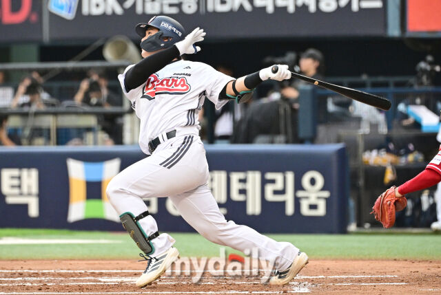 2026년 7월 8일 오후 서울 잠실구장에서 열린 '2026 신한 SOL KBO리그' SSG 랜더스와 두산 베어스의 경기. 두산 윤준호가 2회말 2사 3루서 2점 홈런을 치고 있다./유진형 기자