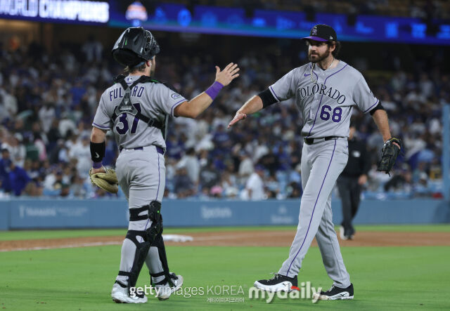 MLB 콜로라도는 8일(한국시각) 치른 LA 다저스와 원정 경기에서 4-3으로 역전승했다. 9회밀 마지막 아웃 카운트를 잡으며 소속팀 승리가 확정된 뒤 마무리 투수 조던 로마노(오른쪽)이 포수 브랙스턴 풀포드와 함께 기뻐하고 있다./게티이미지코리아