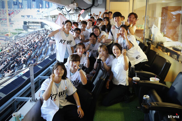 kt sports 하키단이 위즈파크를 찾아 KT 위즈를 응원했다./KT 위즈