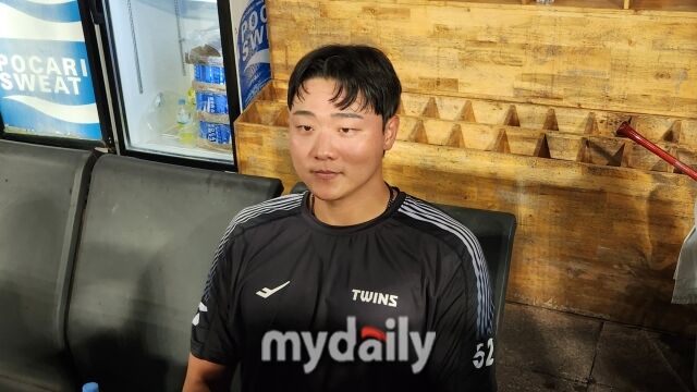 이재원이 7월 8일 대구 삼성 라이온즈파크에서 열린 삼성 라이온즈전을 마친 뒤 취재진과 인터뷰를 하고 있다./대구=김경현 기자