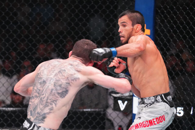 우마르(오른쪽)가 2024년 8월 샌드헤이건과 맞대결에서 펀치를 날리고 있다. /UFC 제공