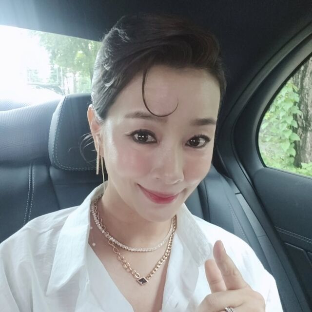 그룹 블랙핑크 멤버 제니(왼쪽)의 헤어스타일을 방송인 김원희가 도전했다. / 김원희 소셜미디어 