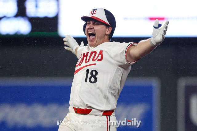 MLB 미네소타 앨런 로든이 9일(한국시각) 열린 클리블랜드와 홈 경기 9회말 2사 만루에서 끝내기 안타를 친 뒤 환호하고 있다./게티이미지코리아