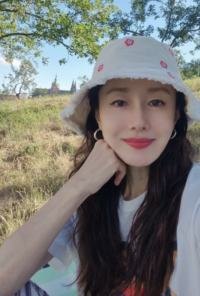 김지수가 체코 프라하에서 여행사를 운영 중인 근황을 전하며 연기 은퇴설을 직접 부인했다. / 김지수 SNS