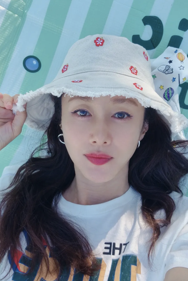 김지수가 체코 프라하에서 여행사를 운영 중인 근황을 전하며 연기 은퇴설을 직접 부인했다. / 김지수 SNS